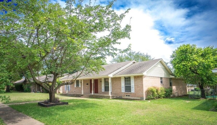 Primary Photo - 902 Magnolia Lane
