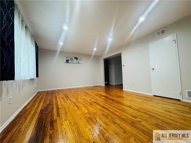Building Photo - 37 Judson St