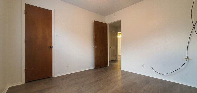 Building Photo - Spacious 4 bed, 2 bath home AVAILABLE SOON!