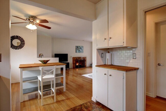 Foto del edificio - 2 Bed / 2 Bath Condo Uptown Santa Barbara - Hardwood floors + Private laundry!