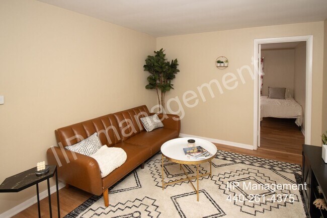 Building Photo - Charming 2-Bedroom Furnished Unit in the H...