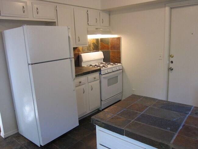 Building Photo - 2412 Village Walk
