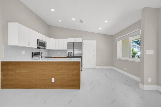 Building Photo - 23392 Country Club Dr E