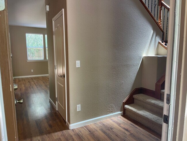 Building Photo - Gold Creek 3 Bedroom plus Loft