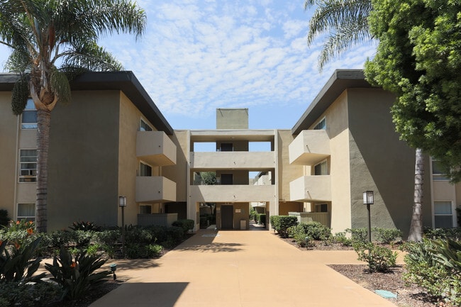 Courtyard - San Regis Apartments