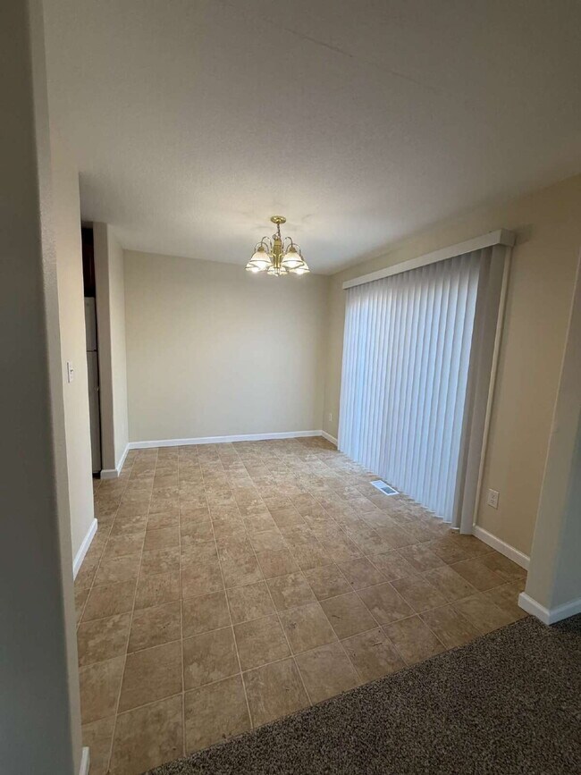 Building Photo - 3 Bedroom 1.5 Bathroom SE Portland Triplex