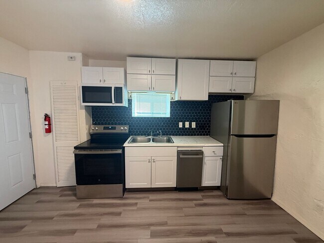 Foto del edificio - 416 Cromwell Ave SW