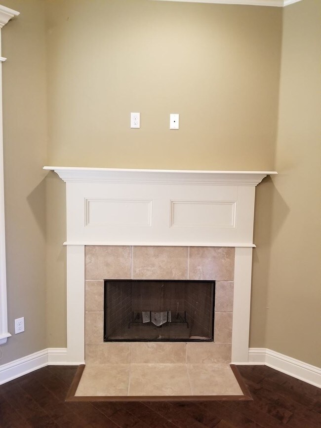 Building Photo - 4 br, 2 bath House - 3828 Lakeside Dr