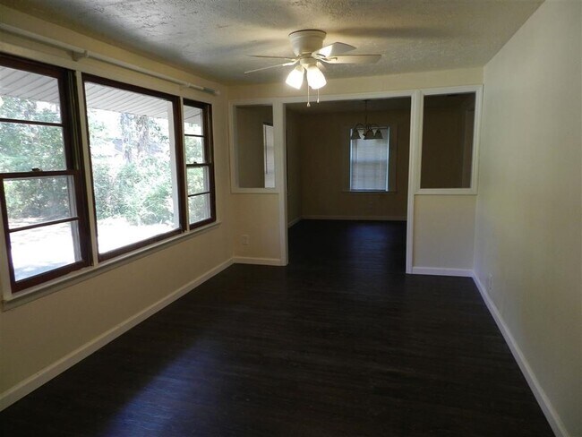 Building Photo - 3015 Thomas Dr