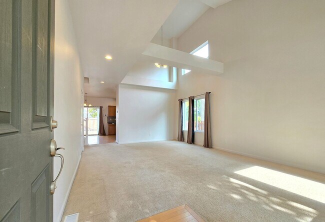 Foto del edificio - Charming Single Family 4 Bed/2.5 Bath Home...