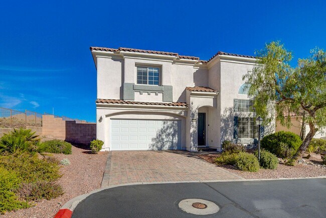 Foto del edificio - THIS 2 STORY HOME IN A GATED COMMUNITY HAS...