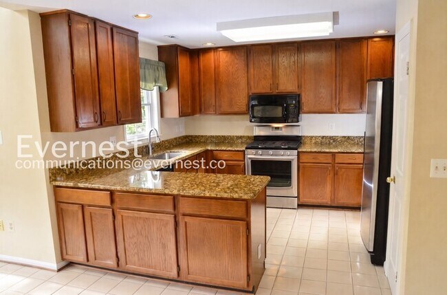 Foto del edificio - 4 Bed/3 Bath Townhome with Fenced Yard / Pet-Friendly / Available Soon!