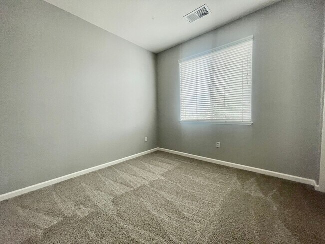 Building Photo - Turn Key 4 bedroom 2.5 bath in Brentwood!