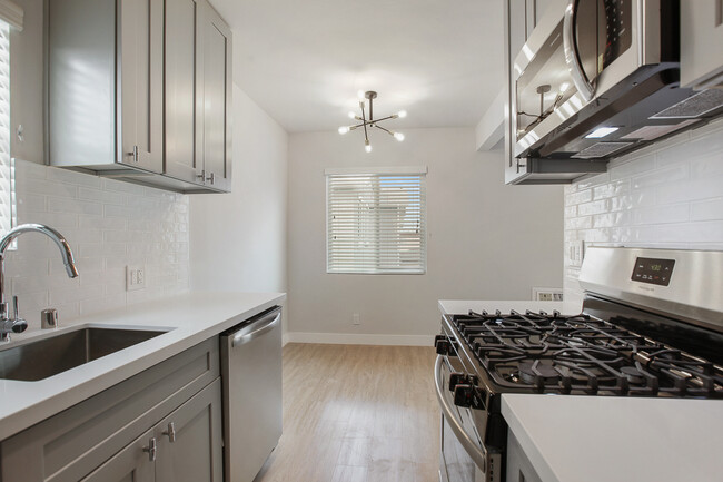 Building Photo - 4808 Saturn St