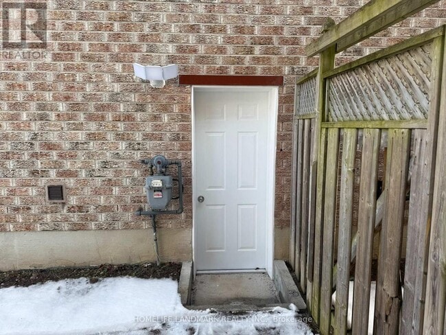 Building Photo - 33 Silver Linden Dr