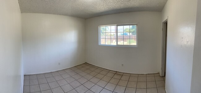 Building Photo - Roomy 3 Bedroom / 2 Bathroom Home in San J...