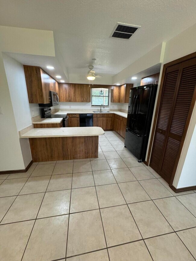 Foto del edificio - 5585 Barna Ave