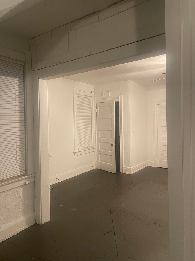 Foto del edificio - 1213 Western Ave