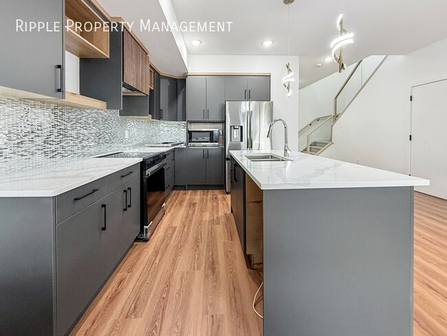 Building Photo - Fantastic 3 Beds, 2.5 Baths Townhouse | No...