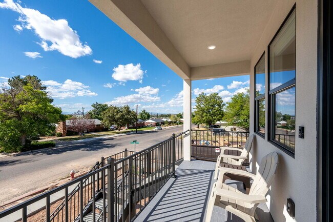 Foto del edificio - "Spacious & Stylish 3-Bedroom 2 bath Furnished Haven in Cedar City – Your Perfect Home Awaits!"