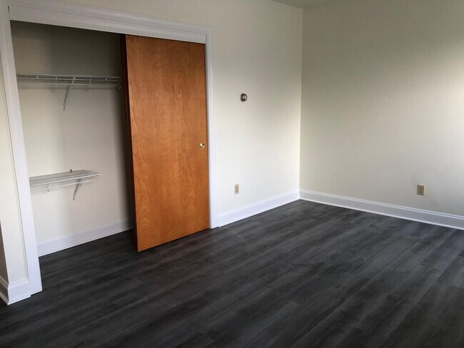 Amplio armario en el dormitorio - 401 Berkley Rd