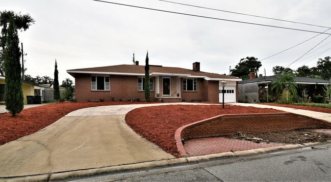 Building Photo - 1625 Furman Rd