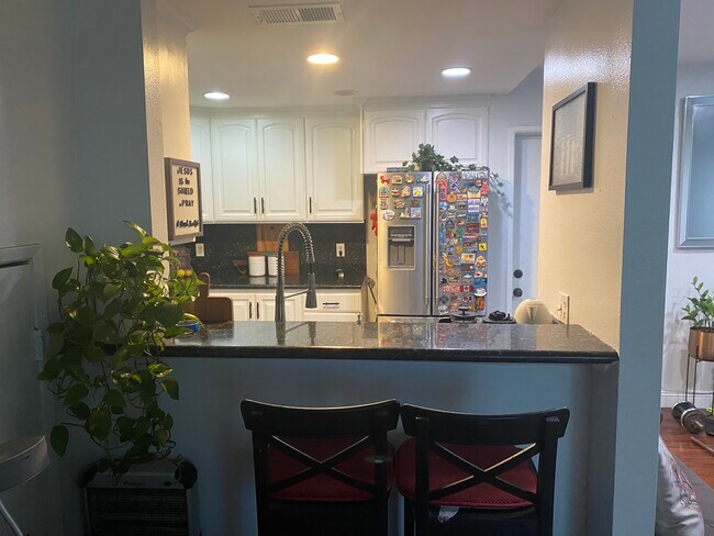 Foto del edificio - 9601 Woodman Ave