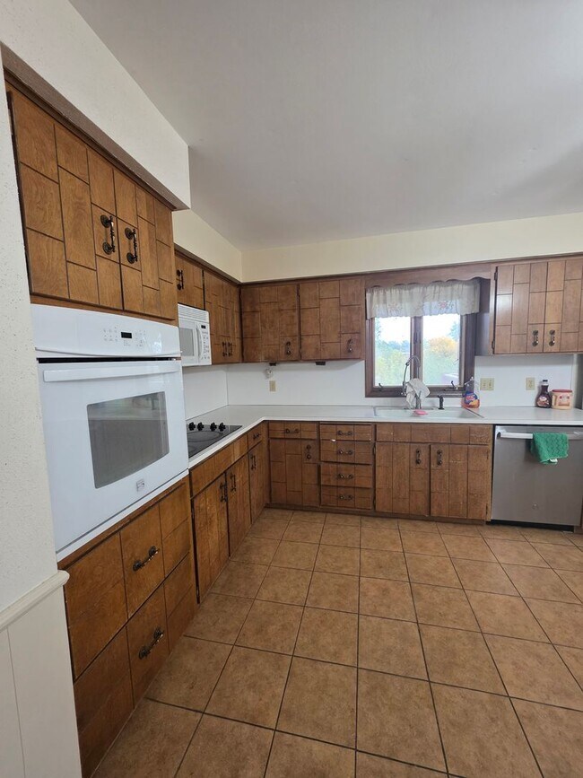 Foto del edificio - Spacious Four Bedroom Home!