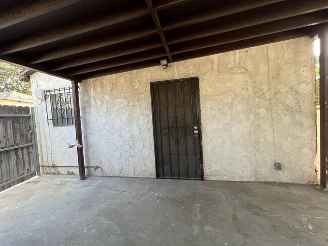 Building Photo - 1100 N Griffith Park Dr