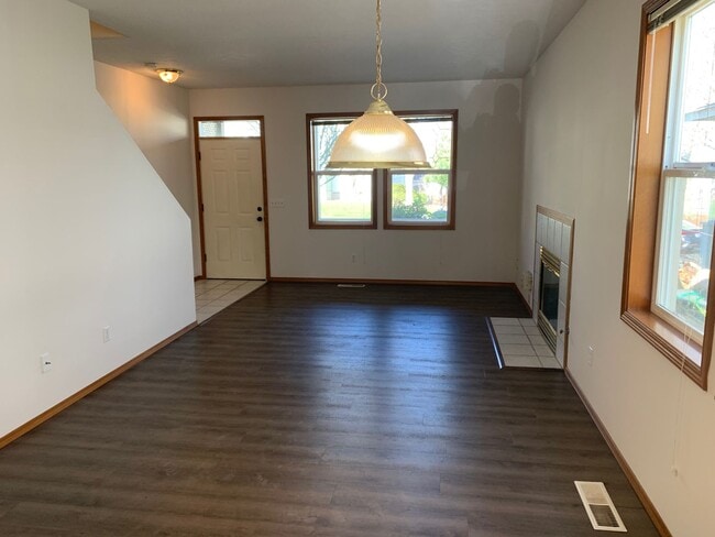 Building Photo - Lie01 - NE Chinook Way