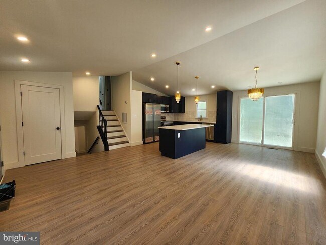 Building Photo - 814 Avis Dr