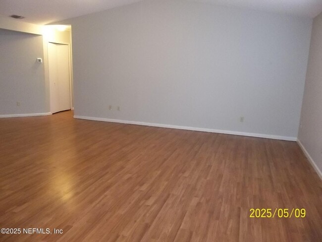 Building Photo - 255 Leatherleaf Dr