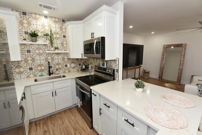 Building Photo - 112 Salisbury E