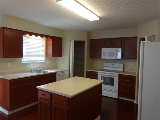Building Photo - 838 Avalon Dr