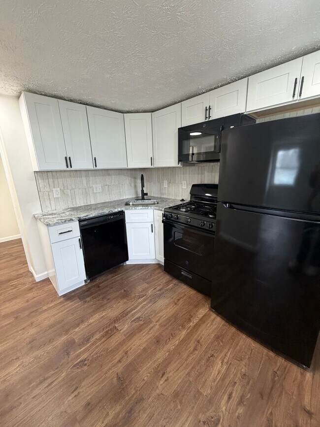 Building Photo - Charming 3/2 in Columbus