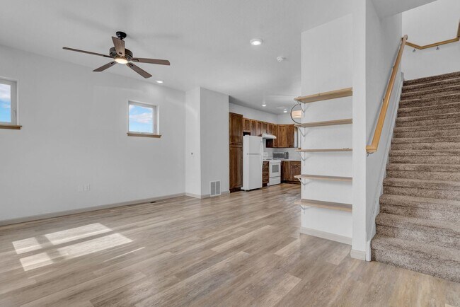 Foto del edificio - Townhome 3Bed 2Bath - Long Realty and Property Reality