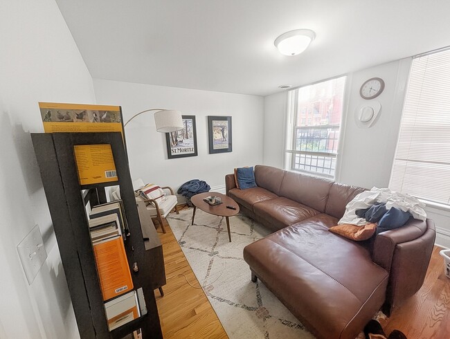Building Photo - Large 2 BR/ 1 BA in Fantastic Wicker Park Location