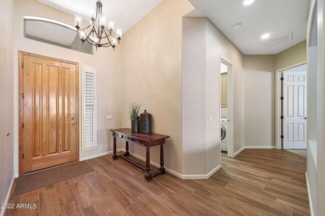 Foto del edificio - Incredible amenities, SOLAR, gorgeous back...