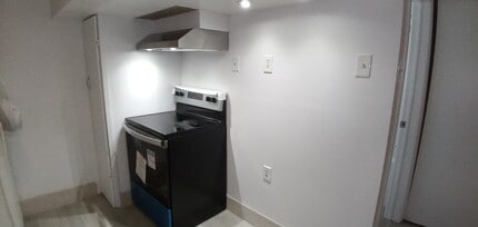 Building Photo - 7 Harris Av