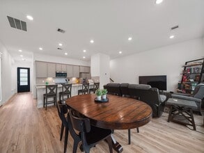 Building Photo - 674 Royal Arch Dr