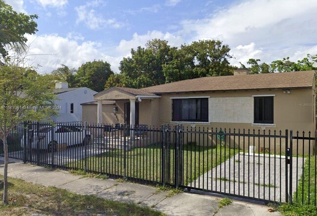 Building Photo - 1021 NW 41st St
