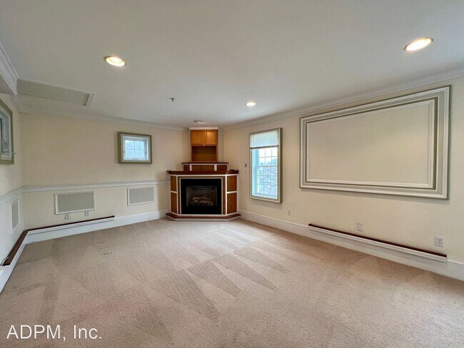 Building Photo - 1 br, 1.5 bath House - 1 Huntington Ave. U...