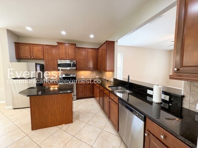 Building Photo - 4 Bed, 3 Bath Home with Garage / Pet-Friendly / Vouchers Accepted / Available Now!