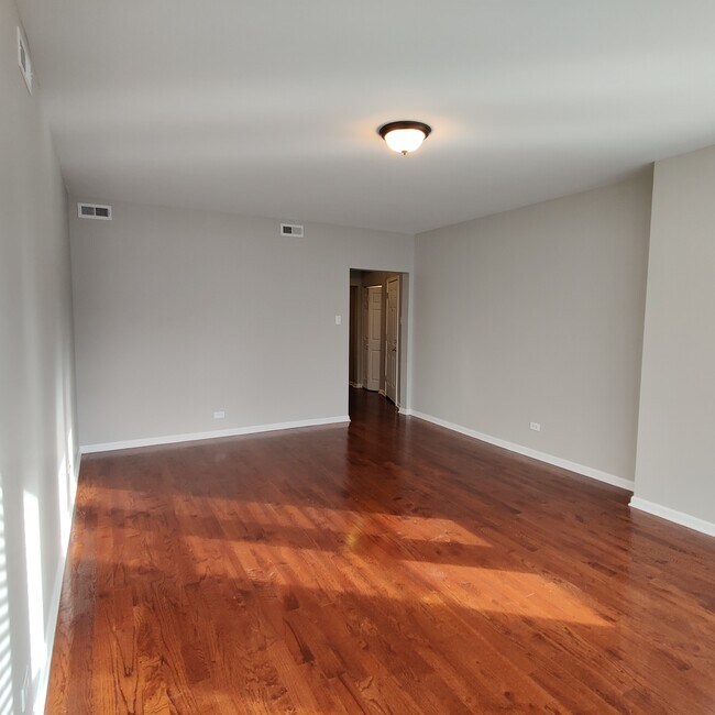 Building Photo - 4635 N Lawndale Ave