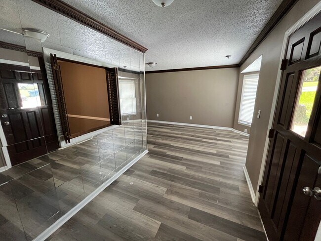 Building Photo - 1413 Carol Cir