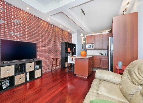 Building Photo - 335 7th Ave