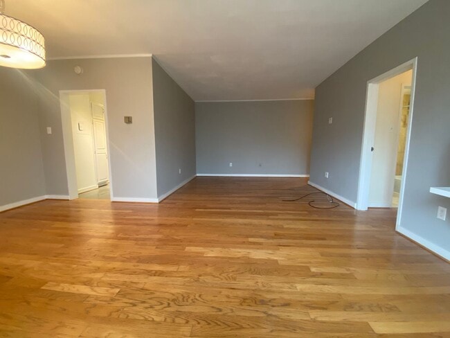 Building Photo - Updated One Bed One Bath Just a block from...
