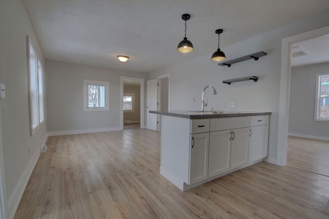 Building Photo - 2 BED 1 BATH HOUSE FOR RENT