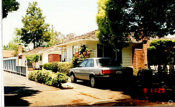 Building Photo - 1622-1624 Lark Ave