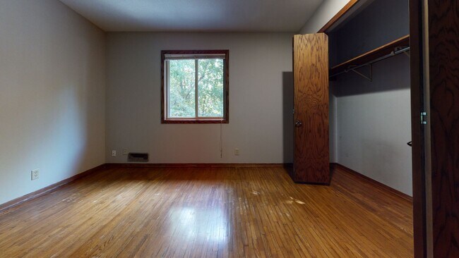 Foto del edificio - 4 bed 2 bath unit